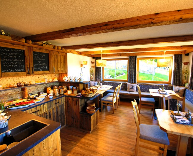 Frühstücksraum mit reichhaltigem Buffet