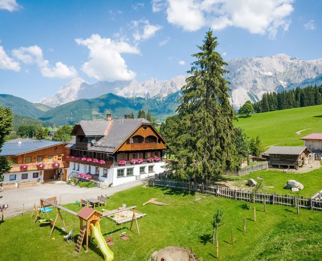 Tritscherhof mit Spielplatz im Sommer