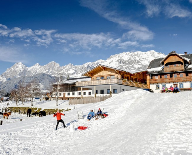 Tritscherhof im Winter mit Zipfbobstrecke