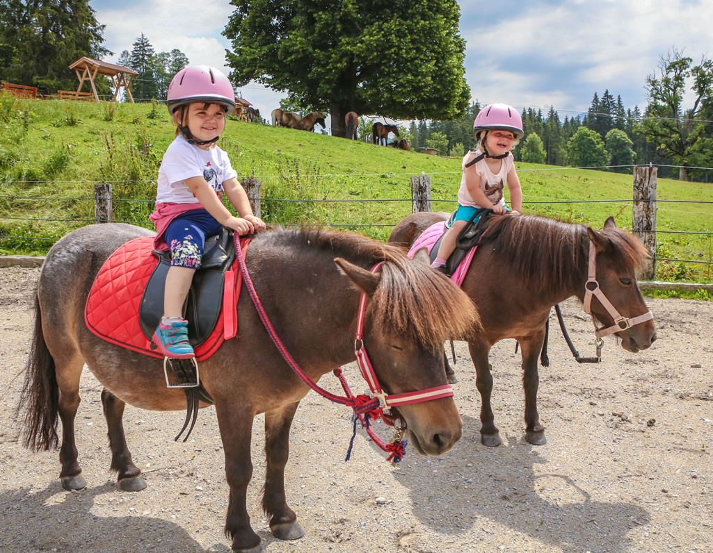Kinder beim Ponyreiten am Tritscherhof