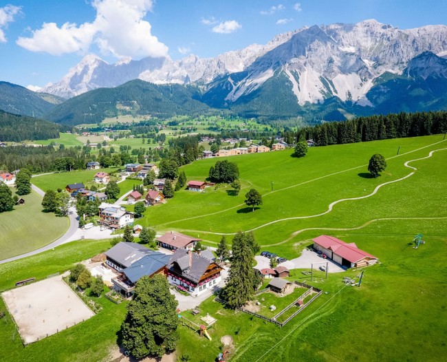 Tritscherhof und im Hintergrund die Kartbahn