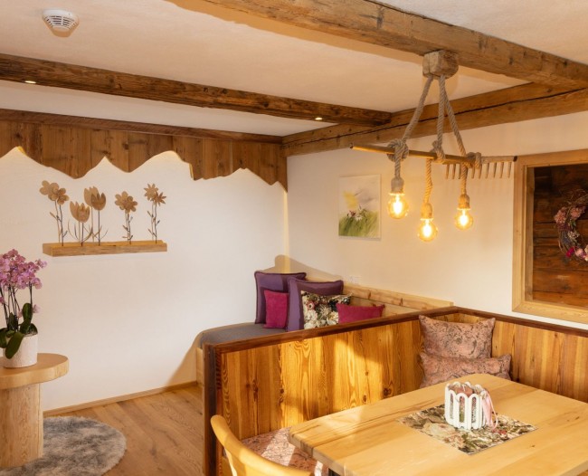 Wohnbereich mit gem&uuml;tlichen Tagesbett