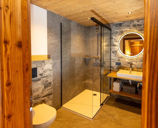 Badezimmer mit Dusche und WC