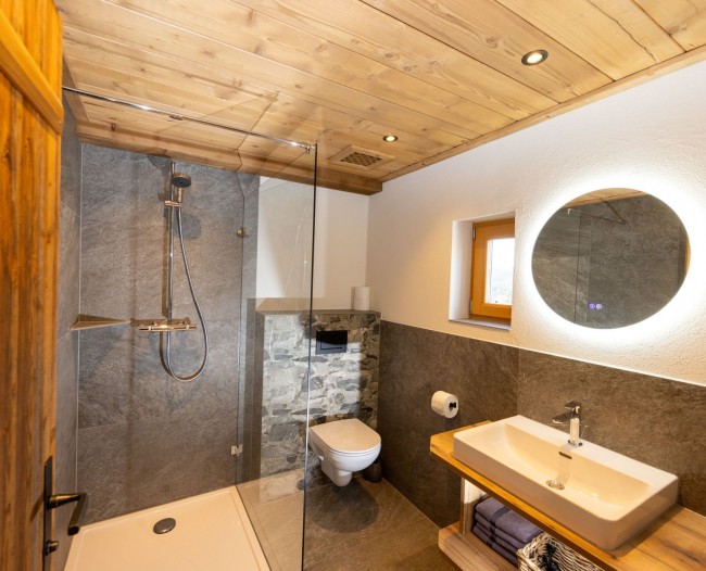 Badezimmer mit Dusche und WC