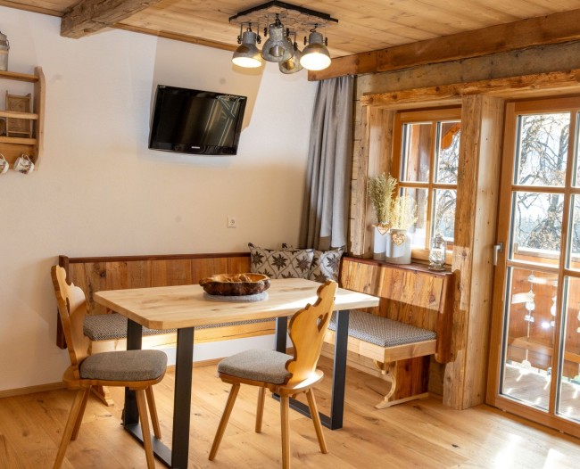 Gem&uuml;tliche Sitzecke mit Ausiicht auf die Schladminger Tauern