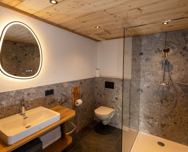 Badezimmer mit Dusche und WC