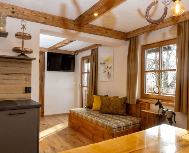 Wohnbereich mit Fernseher und Balkon