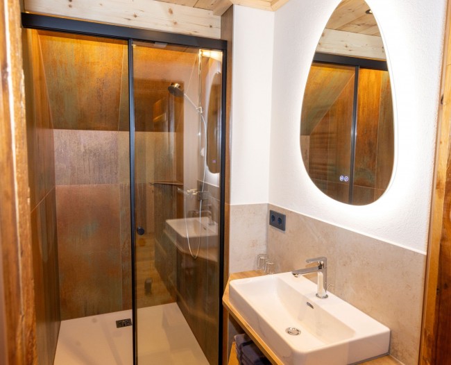 Badezimmer mit Dusche und Heizk&ouml;rper