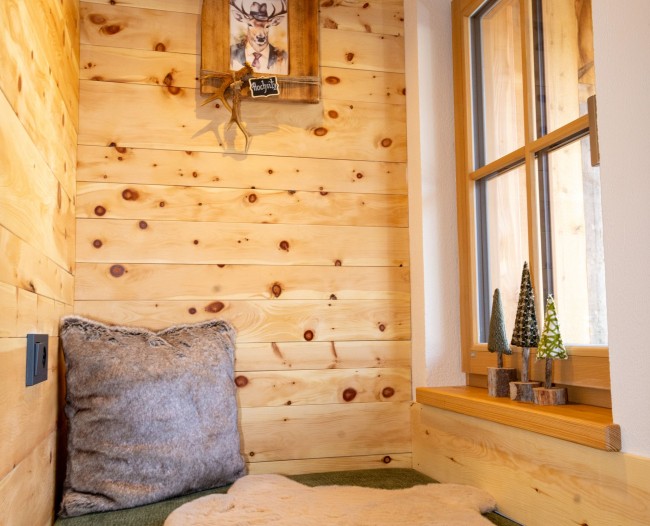 Leseecke "Hochsitz" mit Ausblick auf unsere Wiesen und W&auml;lder