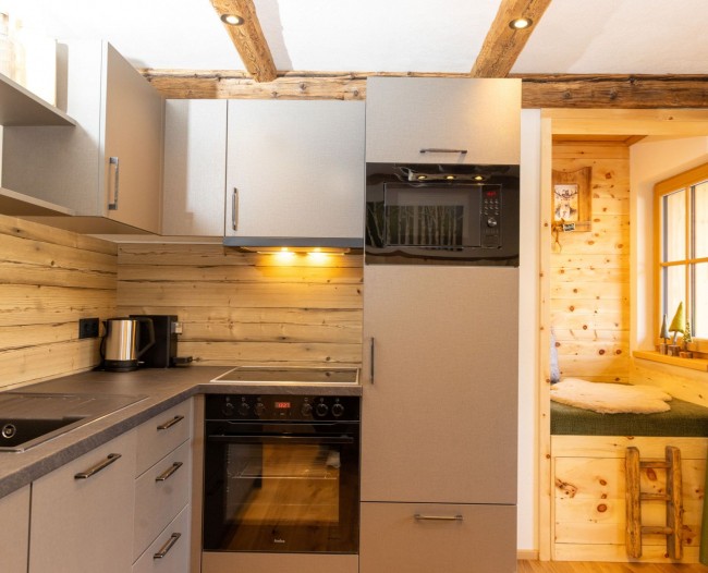 K&uuml;che mit Hochsitz aus Zirbenholz