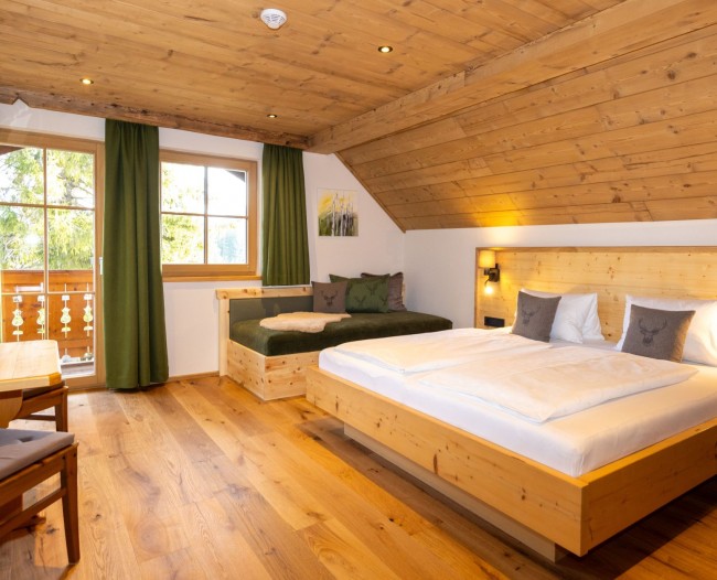 Schlafzimmer mit Einzelbett, Balkon und Dachsteinblick